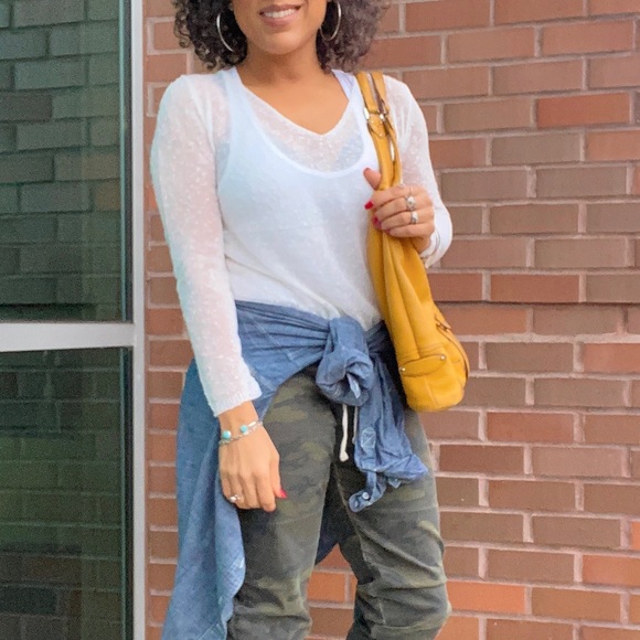 White Long sleeve scoop neck light knit sweater. - Picture 4 of 8